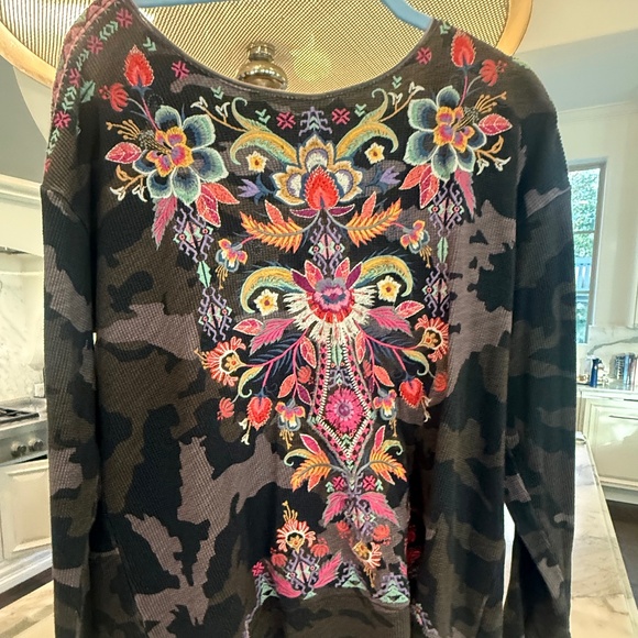 Johnny Was Tops - Johnny Was Iota Camo Embroidered Top – Like New – Stunning Detail